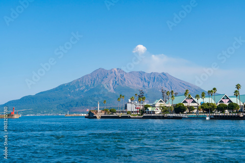 Fotografie 鹿児島のシンボル桜島と錦江湾（桜時フェリーターミナルより）