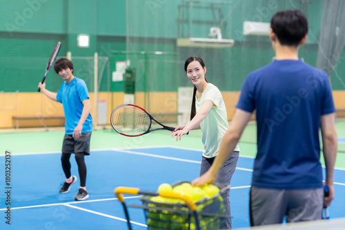スポーツクラブでテニスをする若い男女　撮影協力：スポーツクラブ&サウナスパ　ルネサンス幕張24