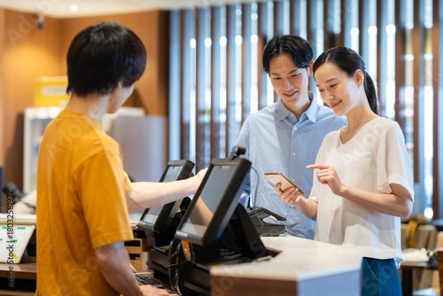 ショッピングでモバイル決済をする女性　撮影協力：スポーツクラブ&サウナスパ　ルネサンス幕張24