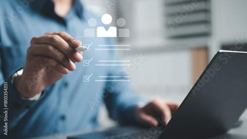Foto HR manager evaluating candidate profiles using a digital checklist, representing recruitment, hiring process, talent assessment, and employee selection in a modern workplace