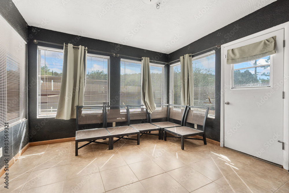 Fototapeta premium A cozy living room with a comfy couch, chairs, and ample windows