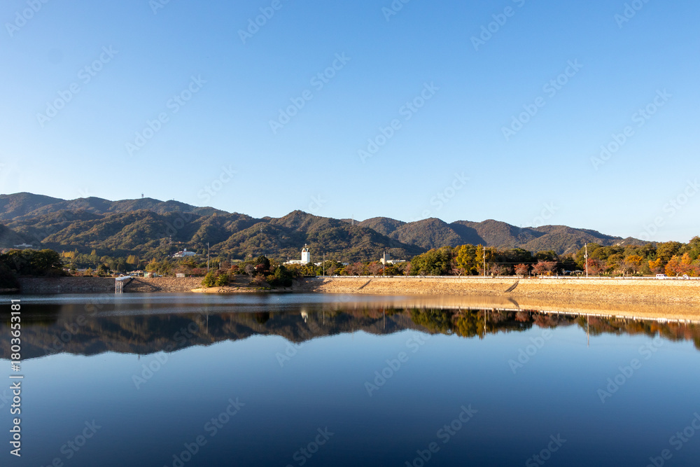 Fototapeta premium 西宮・秋の北山貯水池