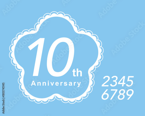 水色と白のレース装飾！10周年記念エンブレム 花形レース枠の可愛いアニバーサリーロゴ