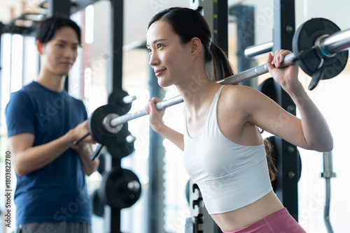 スポーツジムでトレーニングをする若者　撮影協力:スポーツクラブ&サウナスパ ルネサンス幕張24