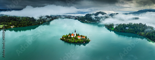 Vue aérienne de l'ile de Bled avec son église gothique sur le lac de Bled en Slovénie