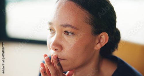 Foto Woman, nurse and thinking with doubt for medical news, regret or failure for health procedure