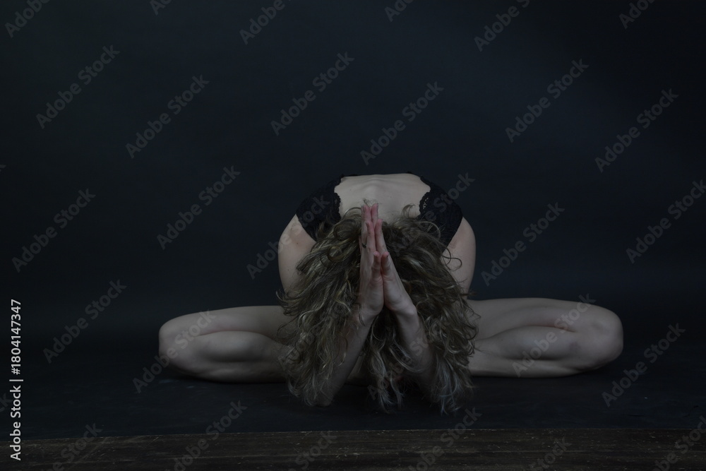 Fototapeta premium yoga, pilatis, stretching, strecthen, tanzen, aufwärmen, pose, model, atelier, gym, sport, fitness, frau, schönheit, gestalten, leitbild, körper, haar, damenunterwäsche, black, glamour, blond, posing,