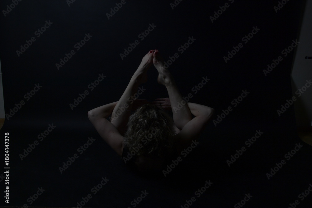 Naklejka premium yoga, pilatis, stretching, strecthen, tanzen, aufwärmen, pose, model, atelier, gym, sport, fitness, frau, schönheit, gestalten, leitbild, körper, haar, damenunterwäsche, black, glamour, blond, posing,