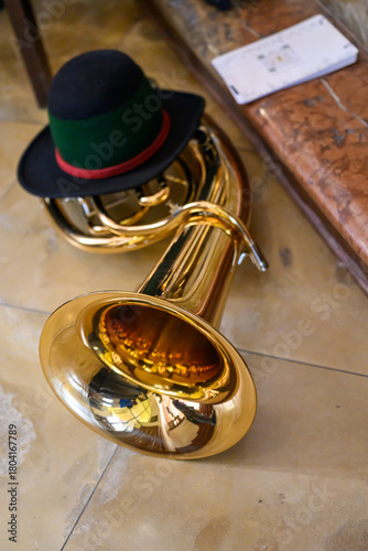 Instrument und Hut am Boden