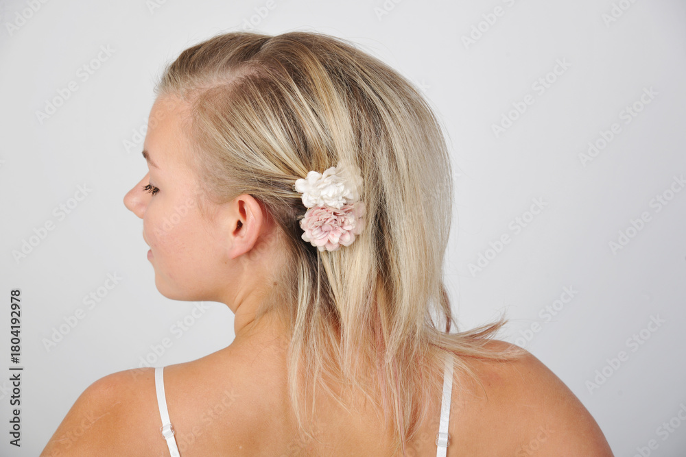 Naklejka premium frau, frisur, blonde, haare, kopfschmuck, haarschmuck, schönheit, haar, gesicht, blond, person, gestalten, leitbild, haut, leute, blume, make-up, 1, auge, kopf, profil, lächelnd, glamour, back, frisur