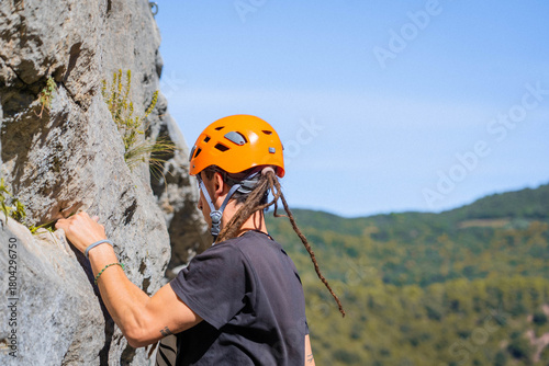 Hombre escalando en el Pirineo Catalán 