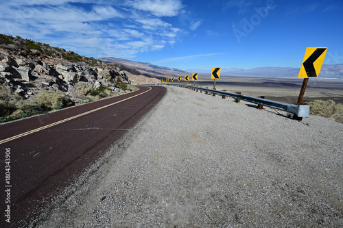 Tapeta Trona Wild Rose Road, a mountainous road.