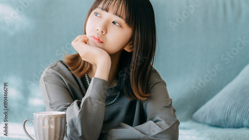 Cuadro en lienzo 肘をついて考えごとをする女性