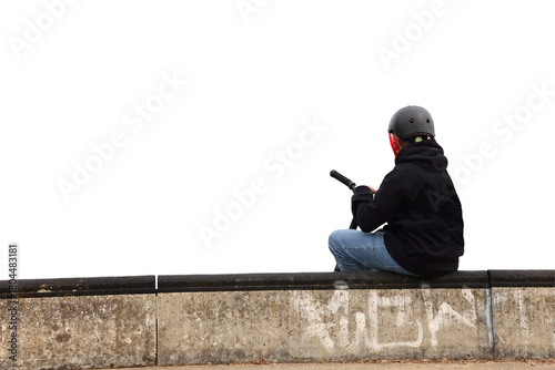 Junge auf kleiner Steinmauer