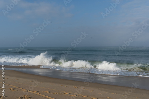 Wall Mural Vagues de l’océan  avec écumes à la plage de Vieux-Boucau