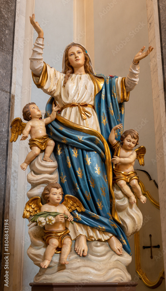 Naklejka premium CAVA DE TIRRENI, ITALY - OCTOBER 7, 2025: The carved polychrome statue of Assumption in the church Chiesa di San Francesco probably by unknown artist.