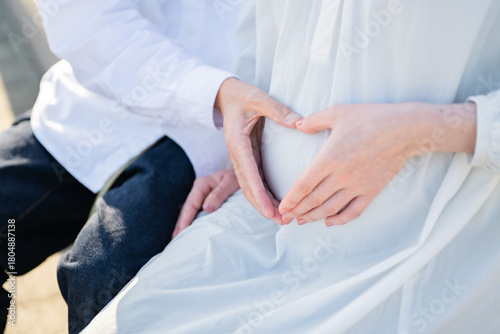 お腹を抱える妊婦