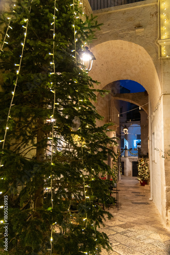 Vicolo Natalizio a Locorotondo: Scorcio Magico tra le Case Bianche e le Luci - Valle D'Itria, Bari, Puglia, Italy