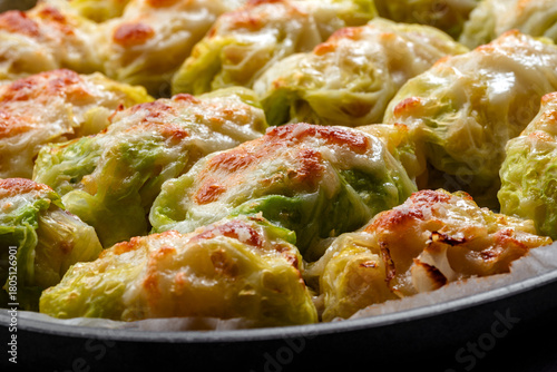 Involtini di cavolo verza ripieni di patate e scamorza, cotti al forno, cibo vegetariano 