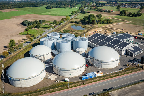 Siloanlagen und Hochbehälter einer modernen Biomethananlage, Luftbild.