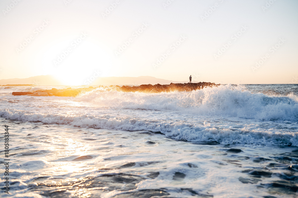 Obraz premium Colorful Sunset Over the Ocean with Calm Waves