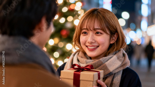 プレゼントボックスを持った女性