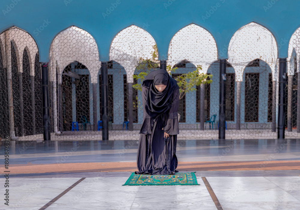 Obraz premium In humble submission — bowing before the Creator. he moment of Ruku’ in Salah, symbolizing respect, obedience, and gratitude to Allah.