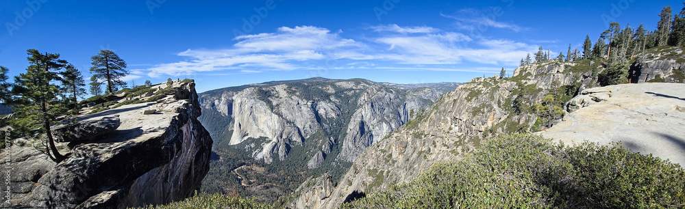 Fototapeta premium Panoramic View Of Yosemite Valley Landscape