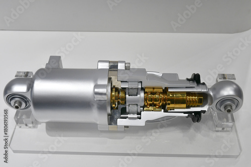 自動車の電動サスペンション