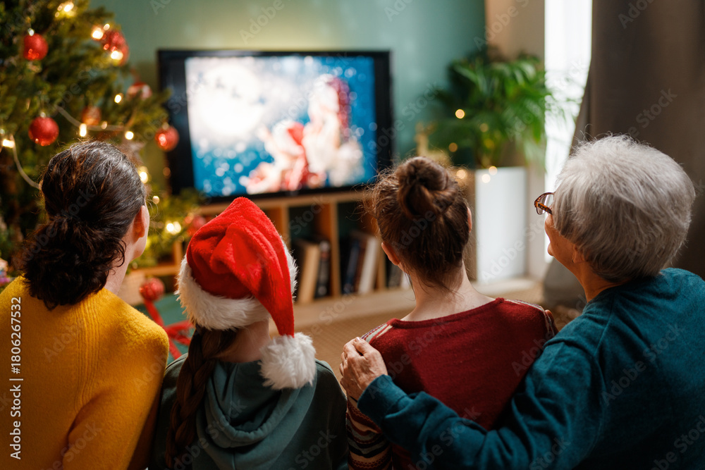 Obraz premium family watching holiday movies at home