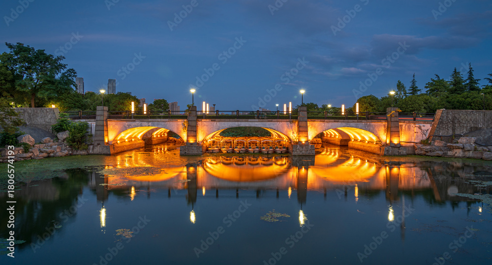 Naklejka premium Captivating Dusk Reflections of an Elegant Bridge Above Calm Waters