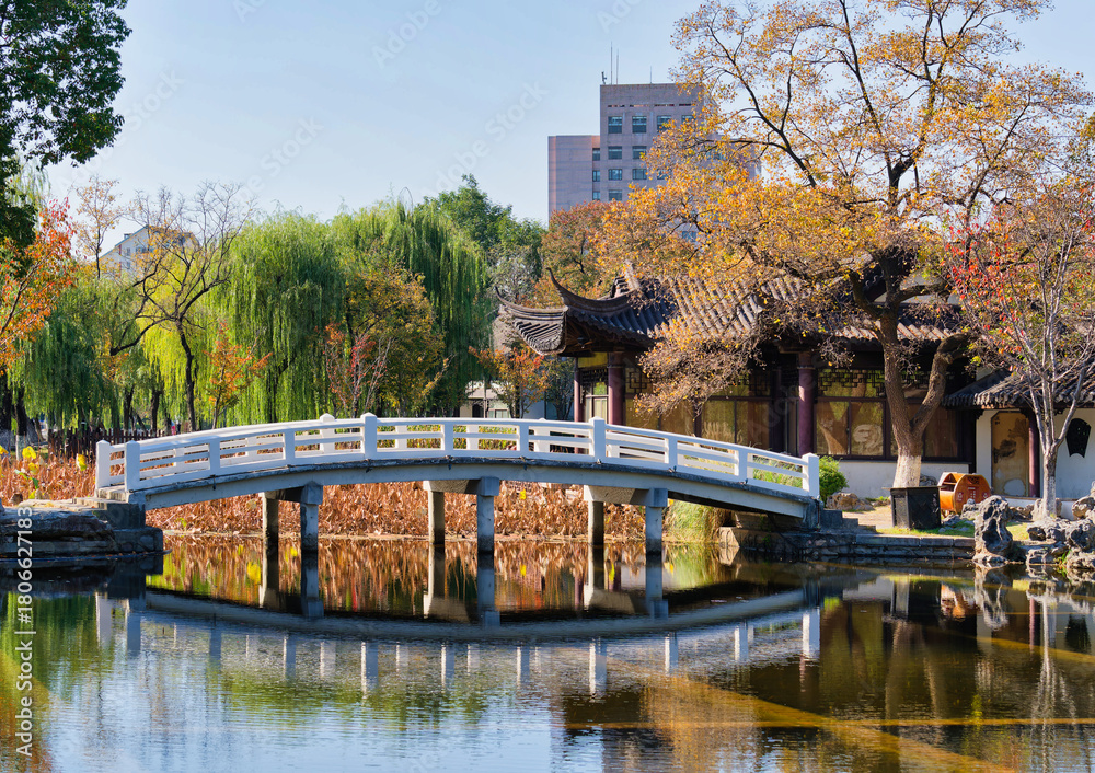 Fototapeta premium Nanjing Mochou Lake Park - Urban Scenery