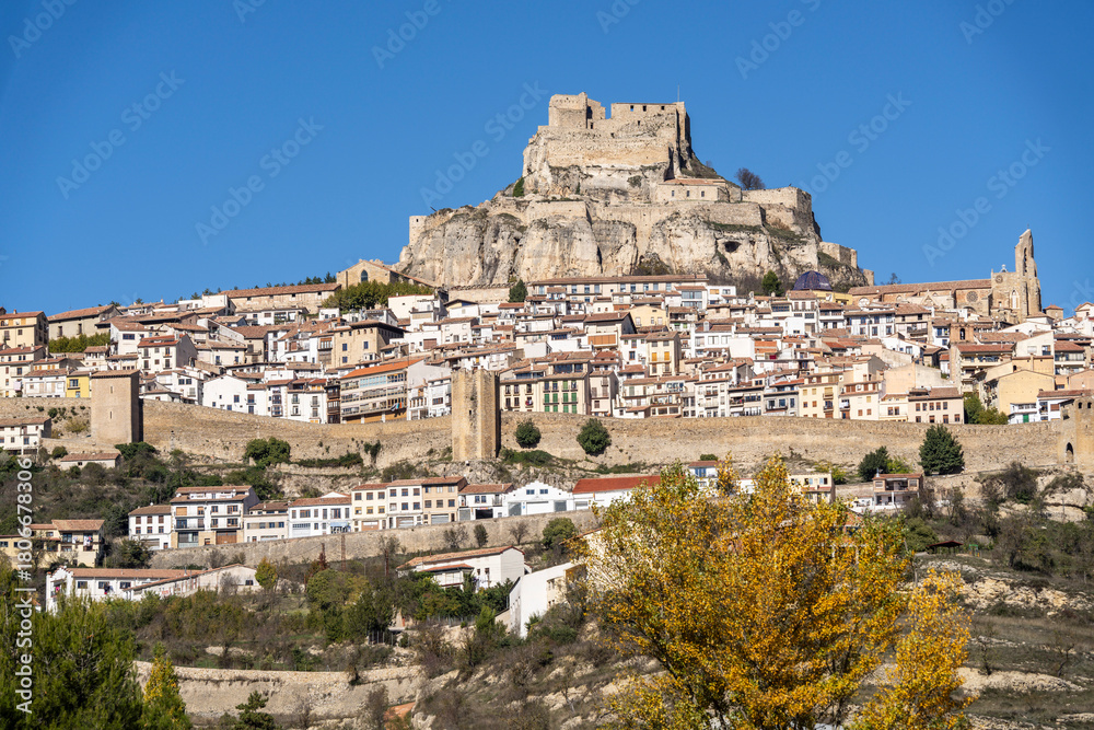 Obraz premium Morella Castle, perched atop the town, 13th century, Morella, province of Castellón, Valencian Community, Spain