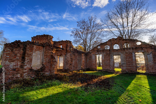 Ruiny starego dworu w Hieronimowie, Podlasie, Polska