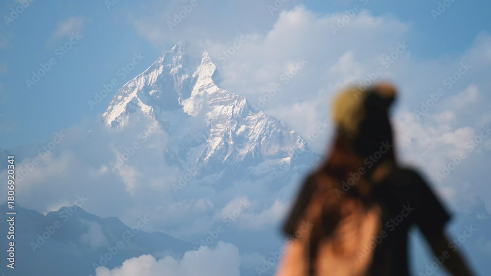 Obraz premium Rear view blurred of a woman traveler looking at Machapuchare peak, Annapurna mountain range in Pokhara , Nepal