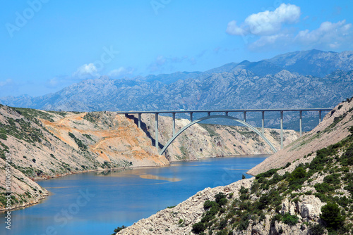 Landschaft mit Fluß und Maslenica-Brücke, Zadar, Kroatien, Europa