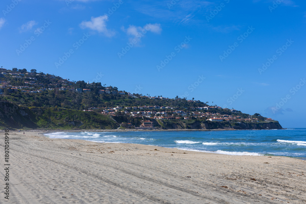 Obraz premium Sunny California beach with blue waves and hillside houses overlooking the ocean. Palos Verdes.