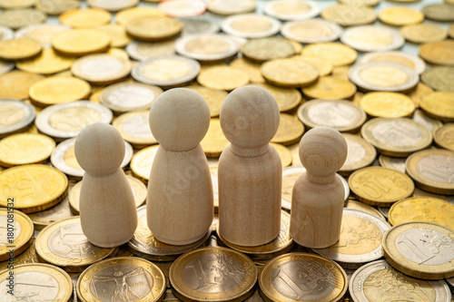 Symbolic representation of family, economic responsibilities, and management of financial and patrimonial resources.
