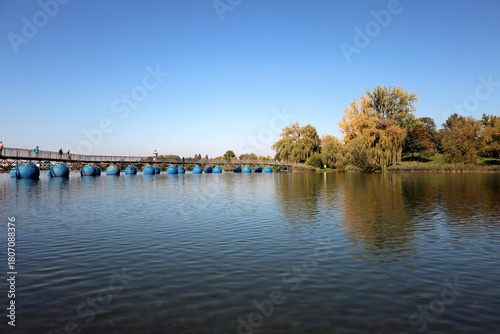 Der Flückiger See in Freiburg an einem sonnigen Herbsttag