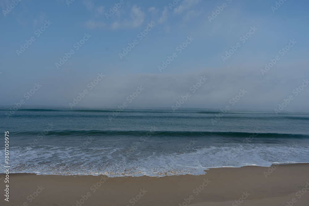 Fototapeta premium Vagues en formation à l’horizon avec écume – Plage de Vieux-Boucau