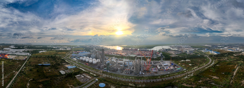 Fototapeta premium City skyline with a large body of water in the background