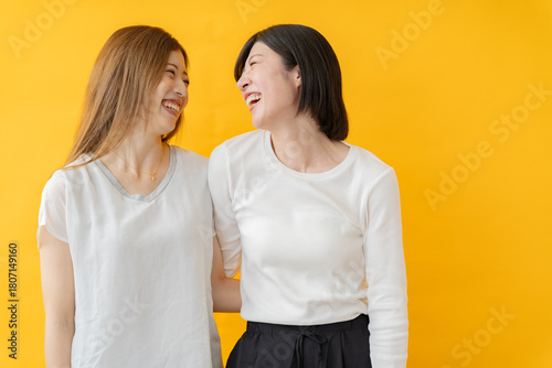 Bild auf Leinwand 笑いあう二人の女性