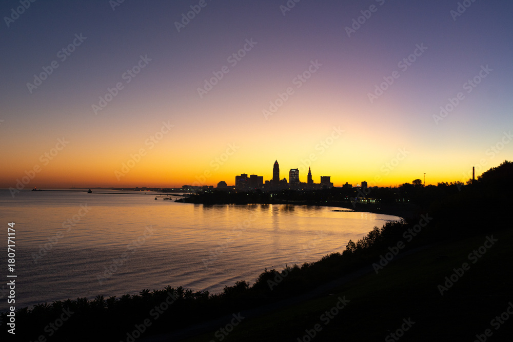 Naklejka premium Sunset View of Cleveland Ohio Skyline