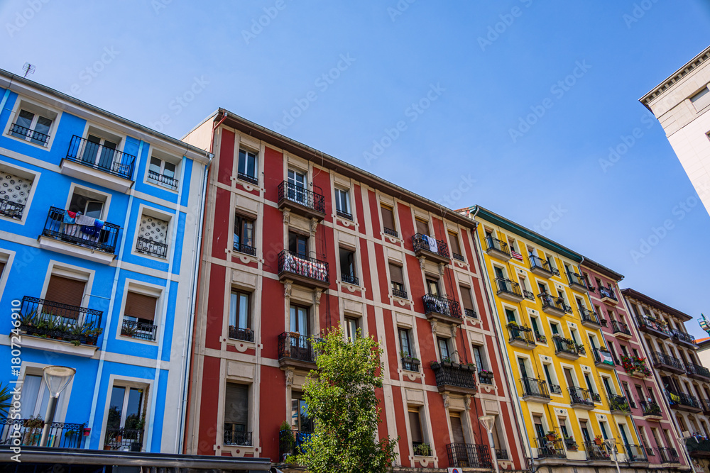 Naklejka premium Dans les rues de la vieille ville de Bilbao en Espagne