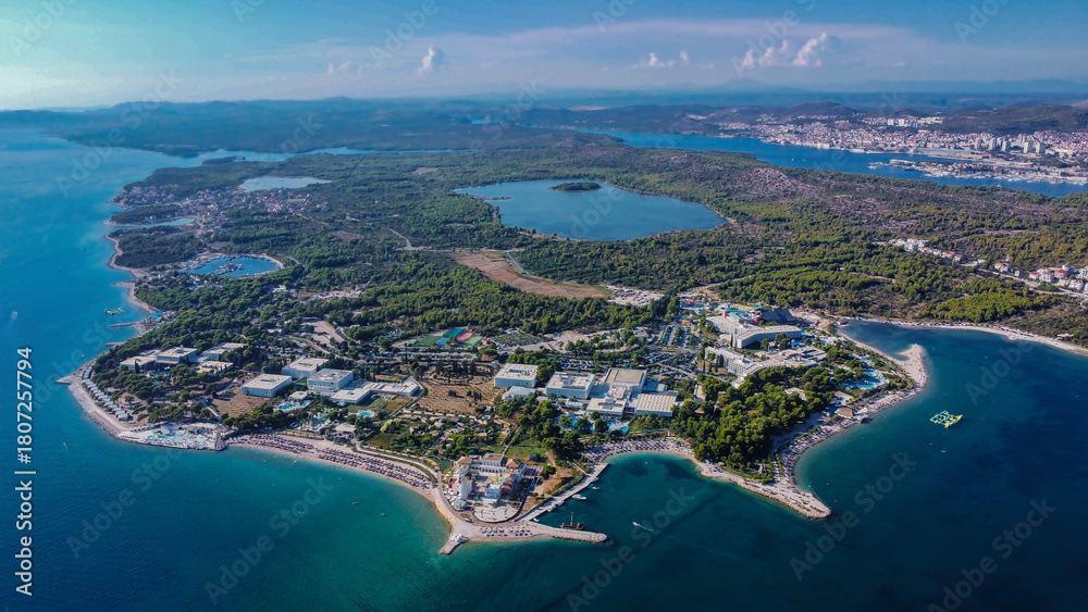 Obraz premium Sprawling seaside resort complex nestled on a lush, green peninsula, where a vibrant community of beaches