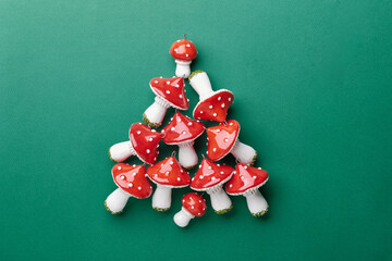 Ingelijste posters Meisjeskamer Keramische paddenstoelen in kerstboomvorm  © colnihko