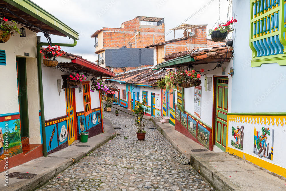 Obraz premium colorful street of guatape colonial town, colombia