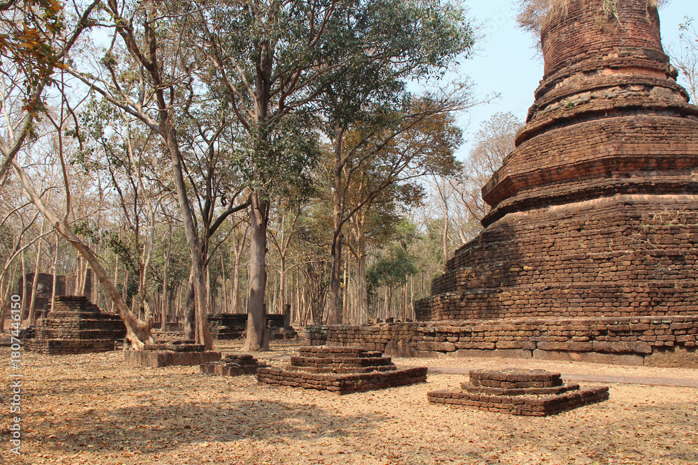 Fototapeta premium ruined ancient buddhist temple (wat phra non) at khamphaeng phet in thailand 