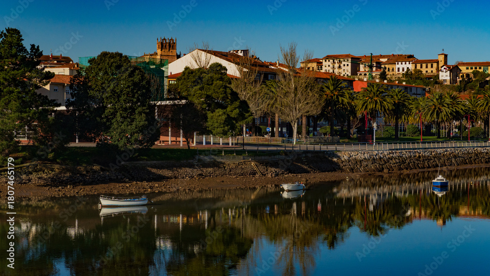 Obraz premium San Vicente de la Barquera is a municipality and town in Cantabria, Spain.