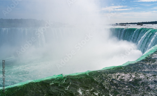 Gischt der Niagara Fälle, Kanada - die Kraft des Wassers